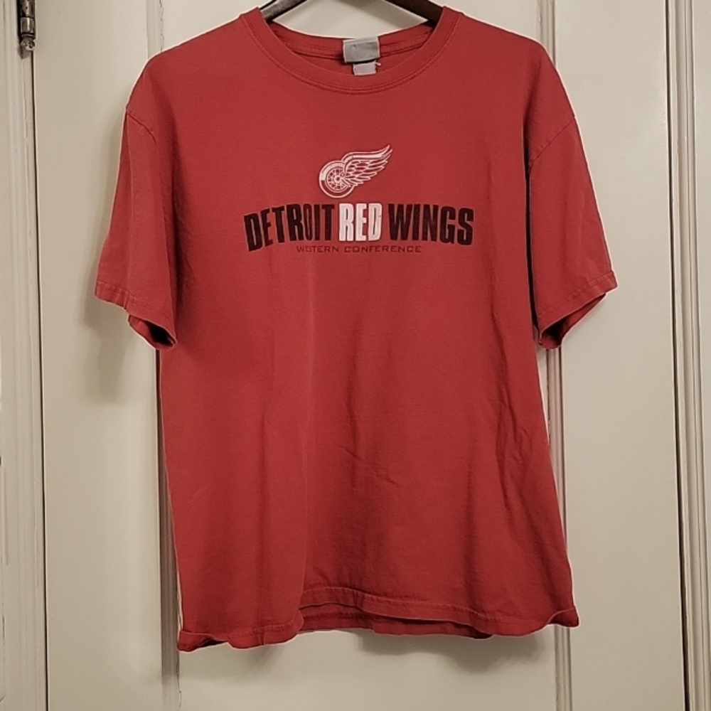 Men's red vintage Detroit Red Wings t-shirt